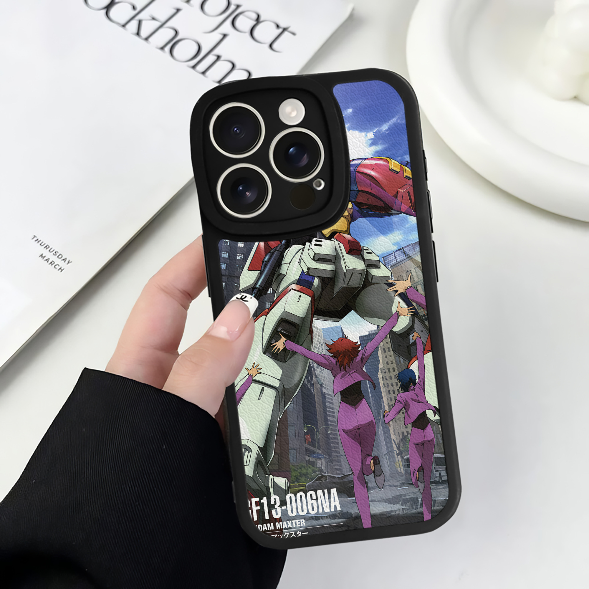 （画像用） 機動戦士ガンダム Mobile Suit Gundam 【iPhone 16シリーズ対応】シリコンスマホケース（レザー調） 材質：シリコン